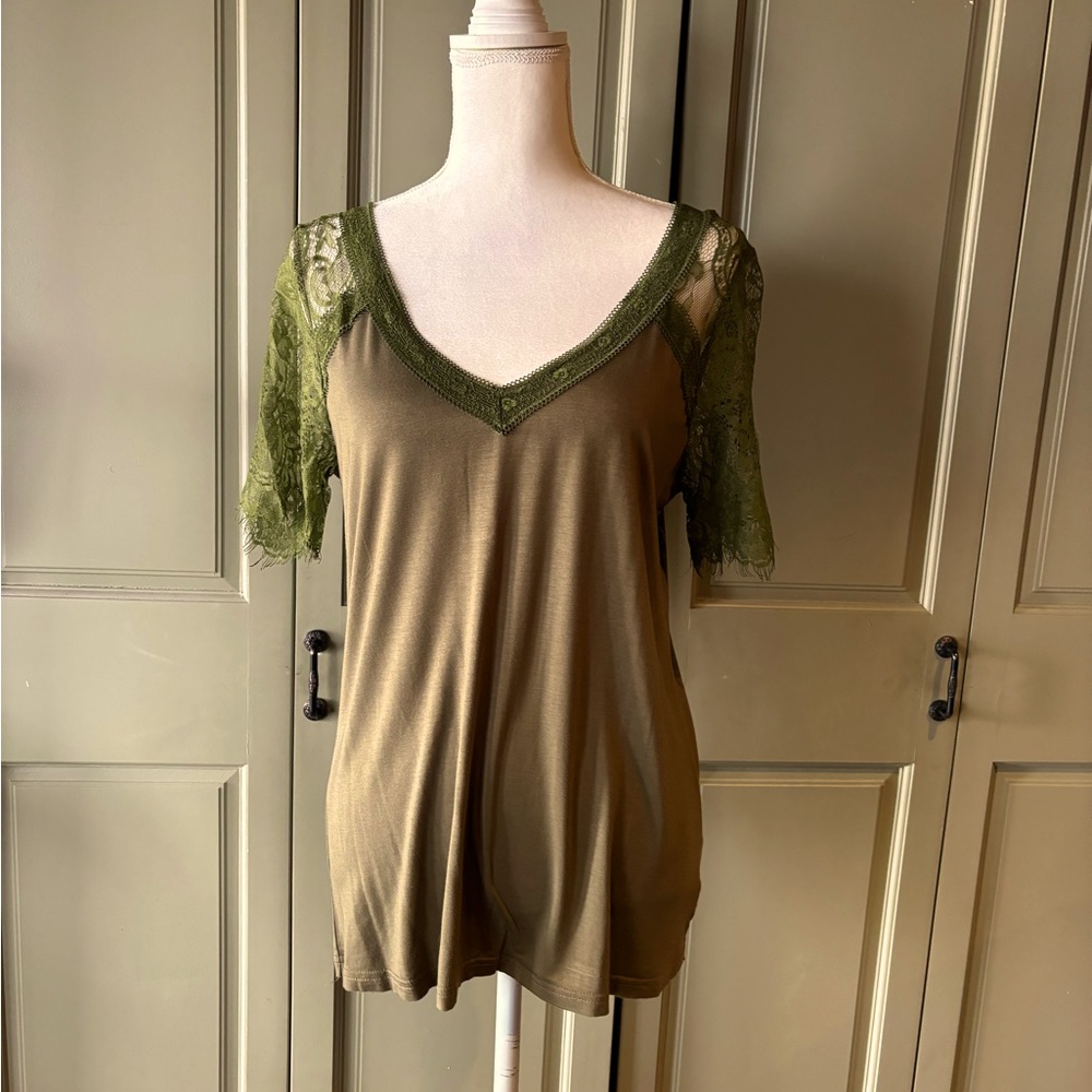 Size medium jersey tea with lace sleeves by La Miel